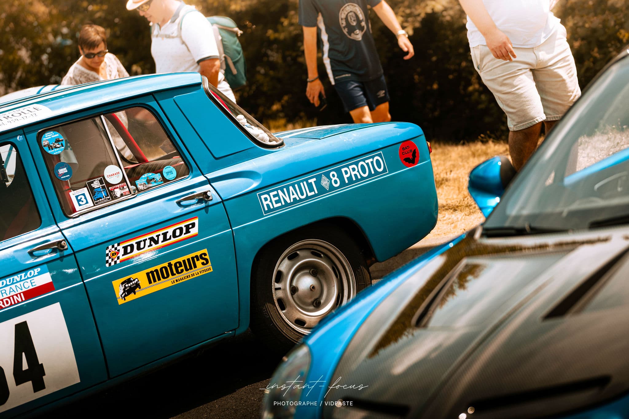Voiture de sport au paddock du festival